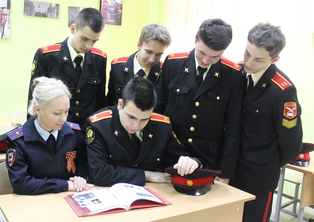 Сотрудники УМВД России «Серпуховское» провели «Урок мужества» с учащимися кадетского класса